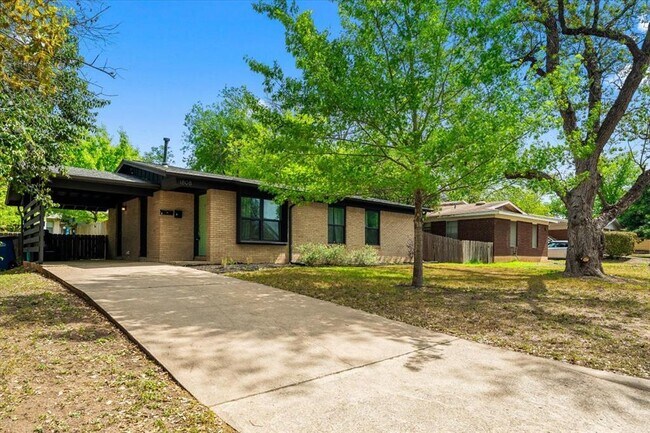 Foto del edificio - 1808 Forest Hill Dr