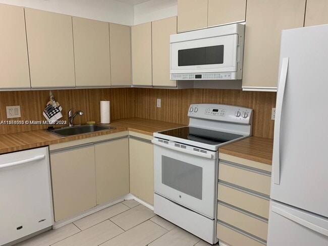 Building Photo - 2500 Parkview Dr