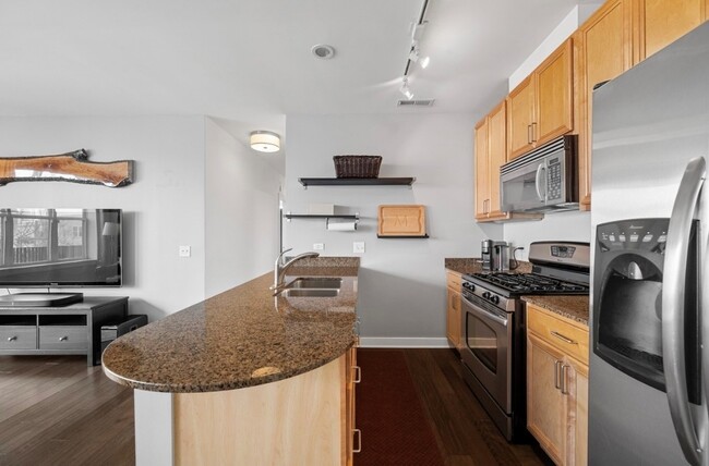 Building Photo - 2238 W Maypole Ave