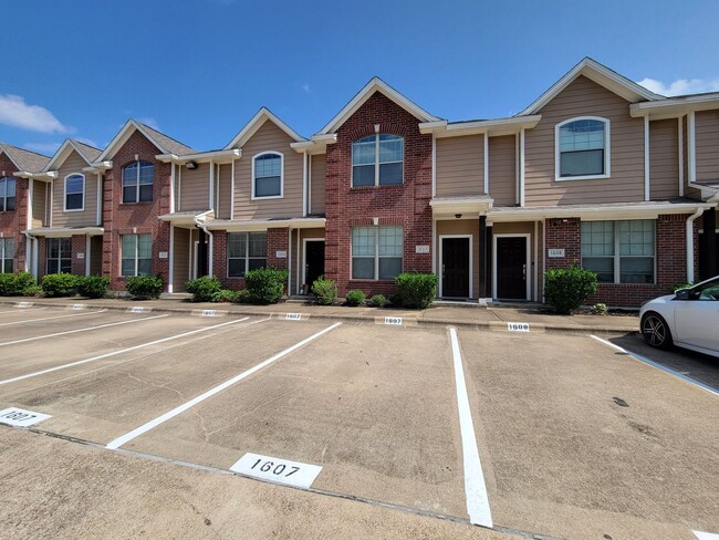 Building Photo - College Station - 2 bedroom / 2.5  bath to...