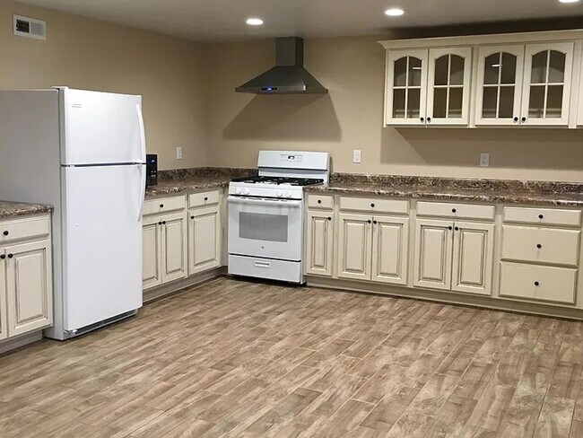 Building Photo - 2 Bedroom Walk out Basement Apartment