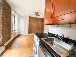 Building Photo - Mott Street