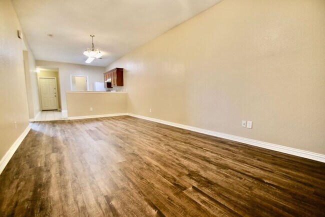 Foto del edificio - Stunning 3/2 Duplex in West Fort Worth — Granite Kitchen, Garage & Fenced Yard!