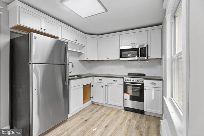 Building Photo - 818 N Stiles Ave