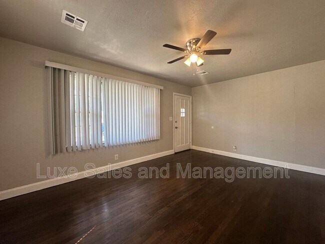 Building Photo - 406 Elm St