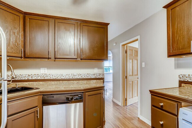 Building Photo - Evolve Real Estate: Cozy Townhouse Just of...
