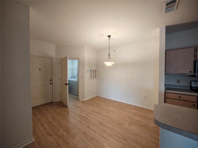Building Photo - 5471 Vineland Rd