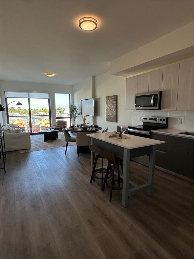 Building Photo - 3801 N Dixie Hwy