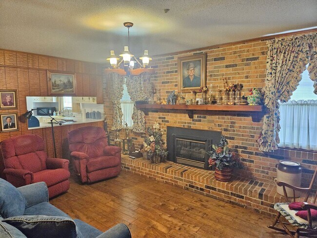 Building Photo - 3 Bedroom, 3 Bath