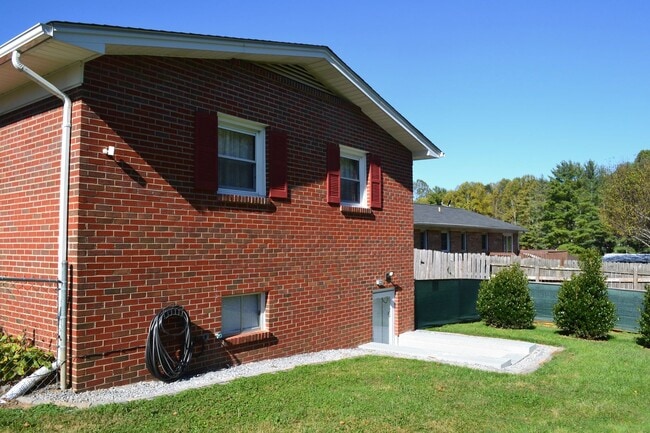 Foto del edificio - 113 Harrell Rd