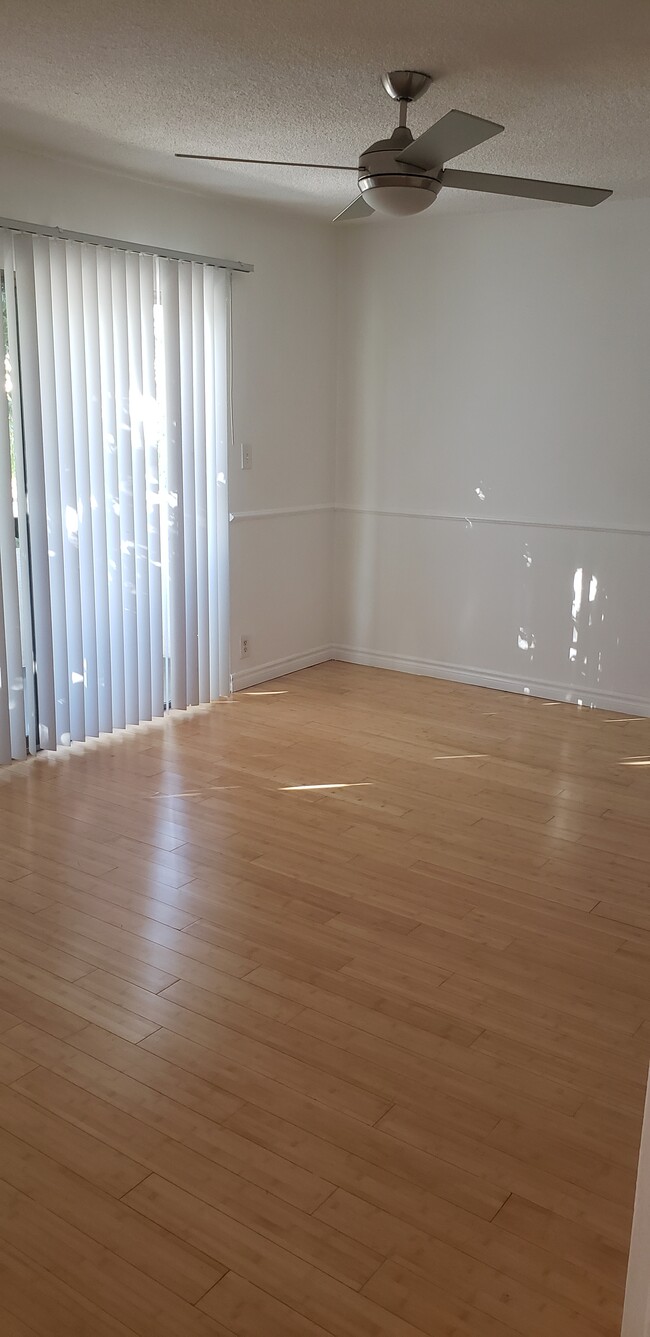 bedroom - 1114 N Clark St