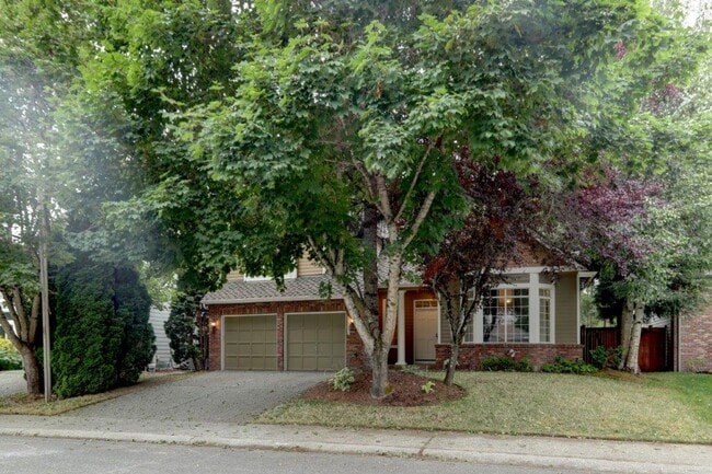 Building Photo - Beautifully Remodeled Home with Gourmet Kitchen & Fenced Yard in Klahanie