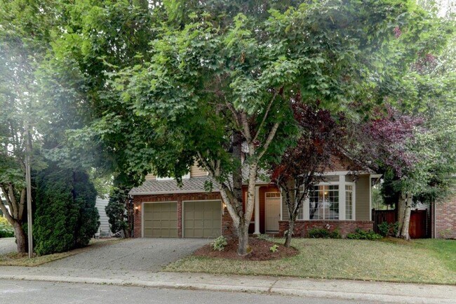 Foto del edificio - Beautifully Remodeled Home with Gourmet Kitchen & Fenced Yard in Klahanie