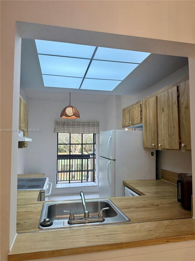 Foto del edificio - 1953 SW 15th St