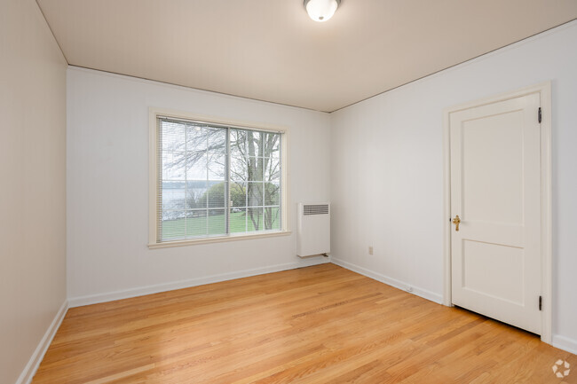 1BD, 1BA - 623-767SF - Edgewater Apartments