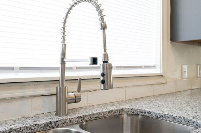 Foto del edificio - 1700 N Harvard Ave