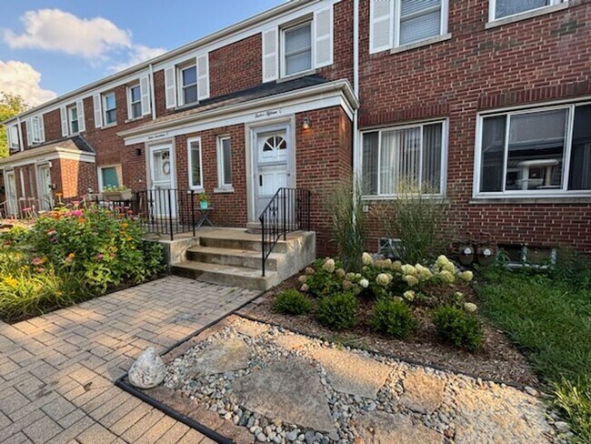 Foto del edificio - Large 2Bed/1.5Bath Townhome Close to Every...