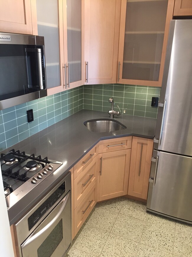 Building Photo - Beautiful One Bedroom with Balcony in Astoria