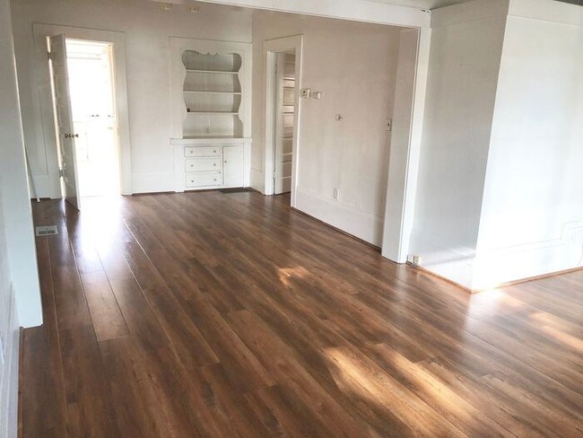 Building Photo - Large Midtown 1 bedroom Flat