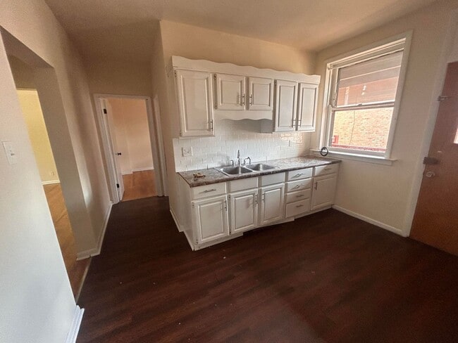 Building Photo - 6 Corners Apartment!