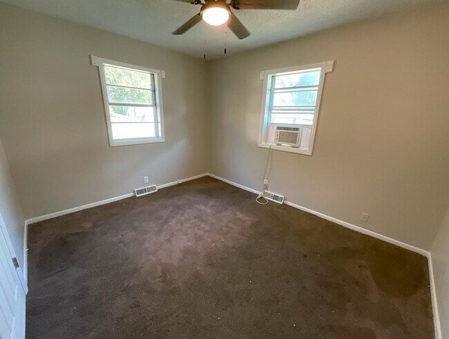 Building Photo - Leasing