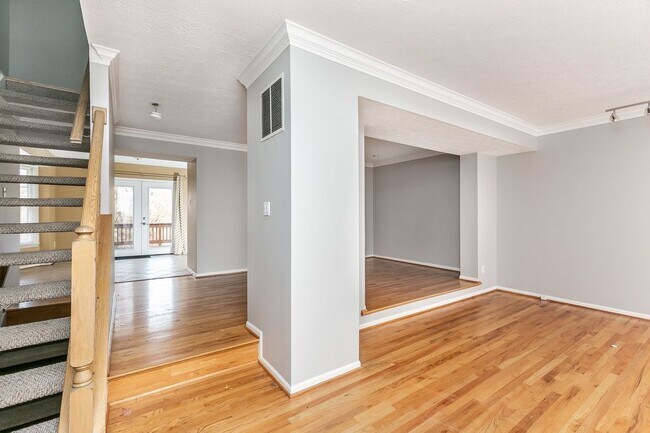 Foto del edificio - Beautiful Town Home In Greenspring For Rent