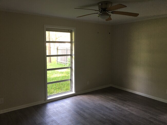 Foto del edificio - 2404 Spencer Ave