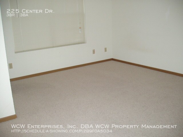 Building Photo - 225 Center Dr