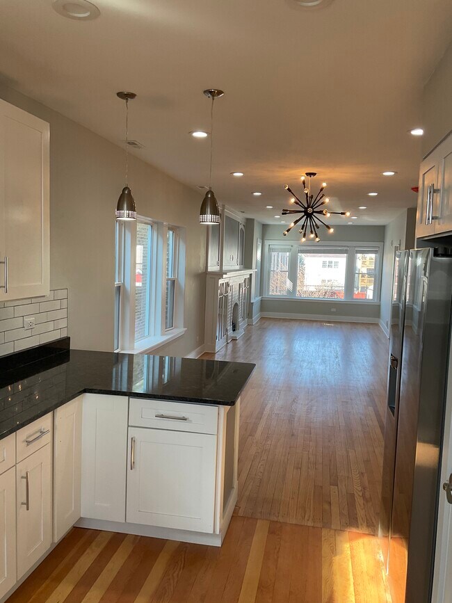 Open concept space - 4037 W Roscoe St