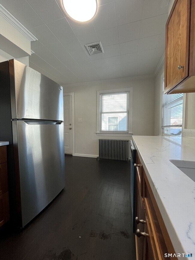 Foto del edificio - 54 McMullen Ave