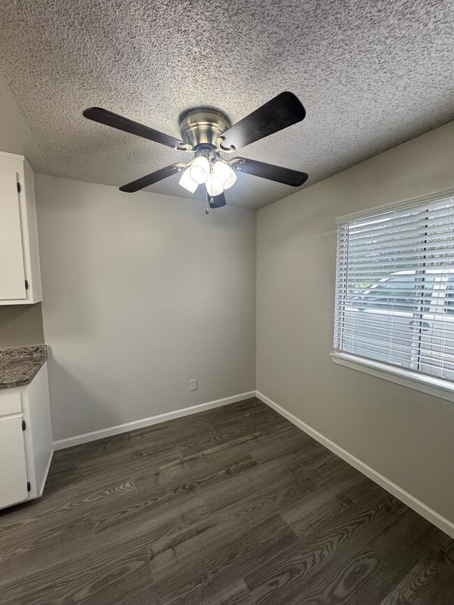 Building Photo - 2703 Heather Ln