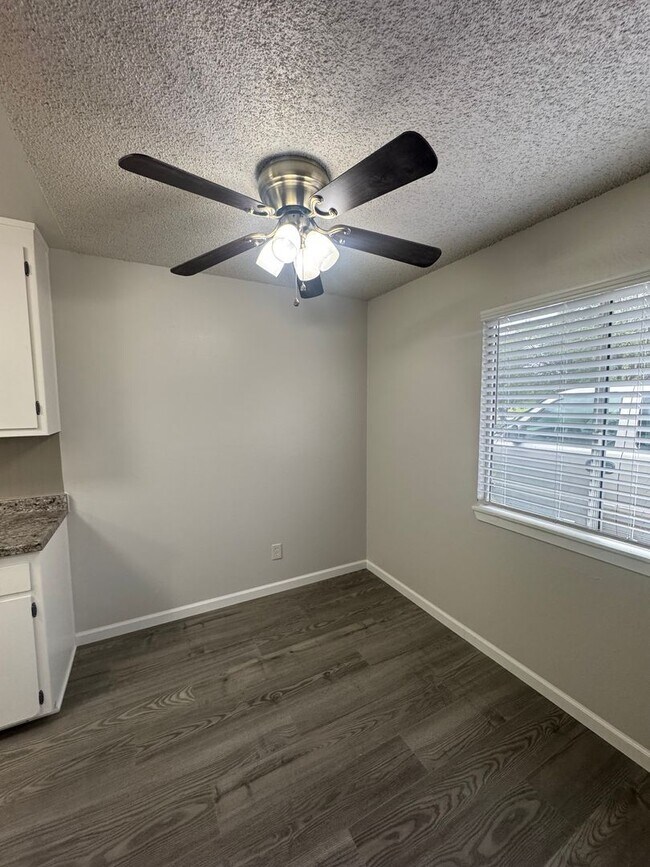 Foto del edificio - 2703 Heather Ln