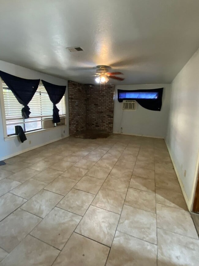 Foto del edificio - 1857 Crestwood Cir