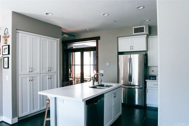 Building Photo - Beautiful 3 Bedroom 3.5 Bath Condo in San ...