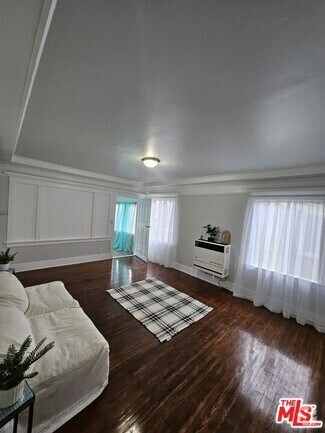 Building Photo - 2932 1/2 Normandie Ave