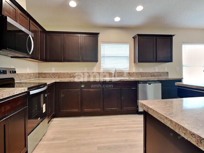 Foto del edificio - 563 Worcester Ct