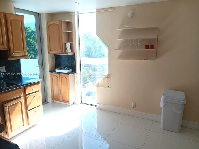 Foto del edificio - 3703 NE 166th St