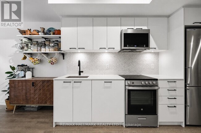 Photo du bâtiment - 1808 St Clair Ave W