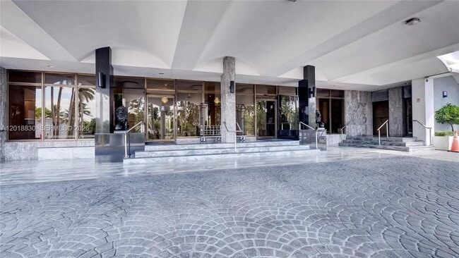 Foto del edificio - 5401 Collins Ave