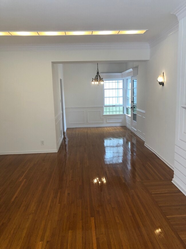 Building Photo - 520-522 N Rossmore Ave