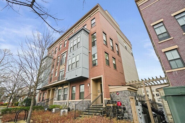 Foto del edificio - 820 Fern Pl NW