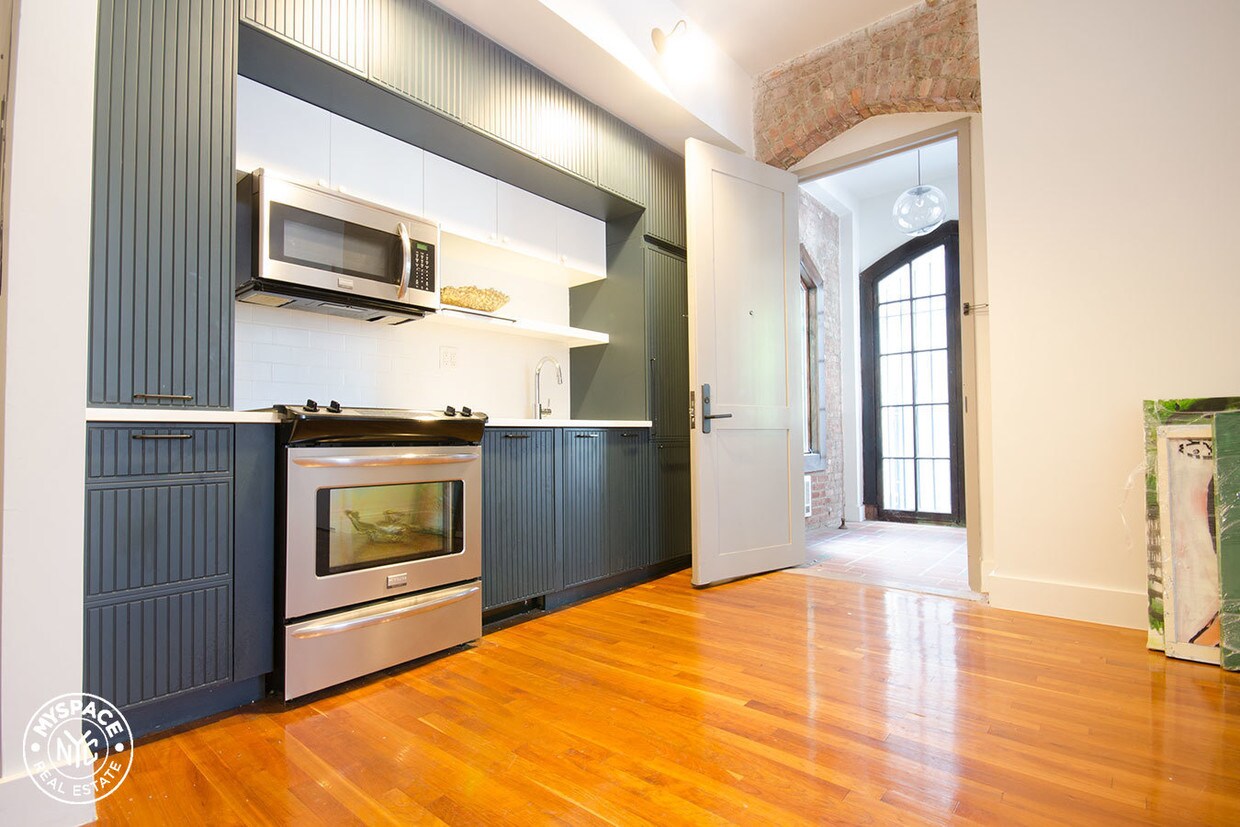 Primary Photo - 180 Bainbridge St