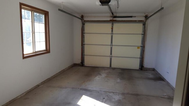 Building Photo - 300 Humar St