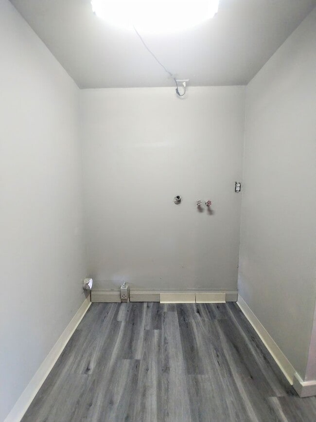 Building Photo - 2 Bed, 1 Bath Home with Covered Patios