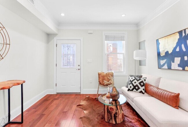 Foto del edificio - RENOVATED 2 BED/ 2 BA WITH LARGE PATIO & P...