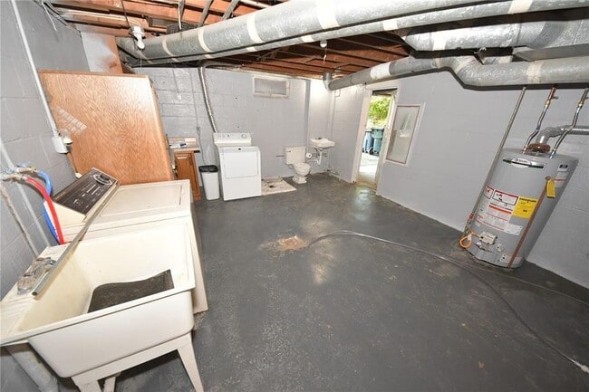 Laundry and door to Garage - 2539 Vernon Ct SE