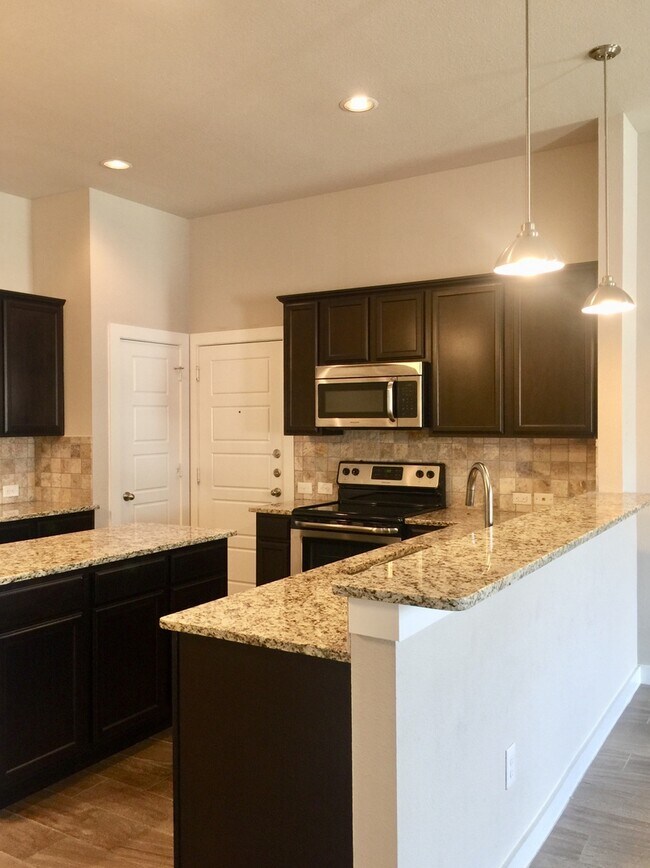 Building Photo - AVAILABLE NOW LUXURY DUPLEX LOCATED IN MIDLOTHIAN, TEXAS!