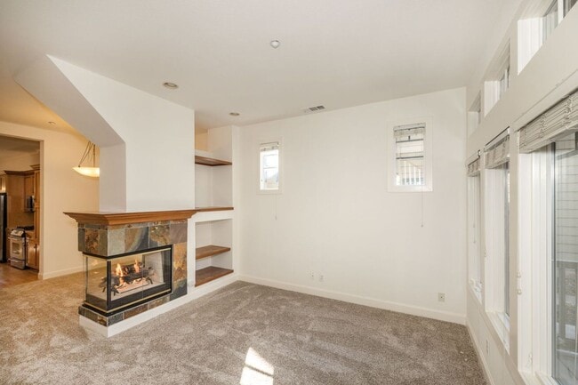 Building Photo - Beautifully Maintained 3 Bed/2.5 Bath Craf...