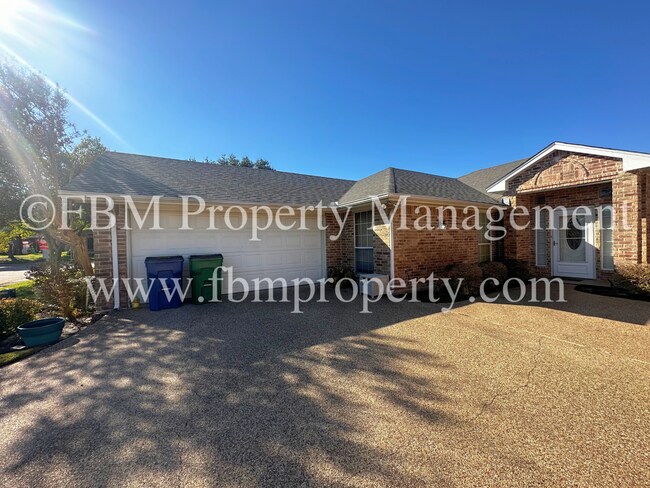 Building Photo - 703 Dogwood - Beautiful 3 Bedroom, 2 Bathr...