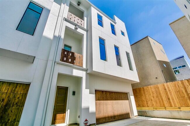Foto del edificio - 317 E 2nd St